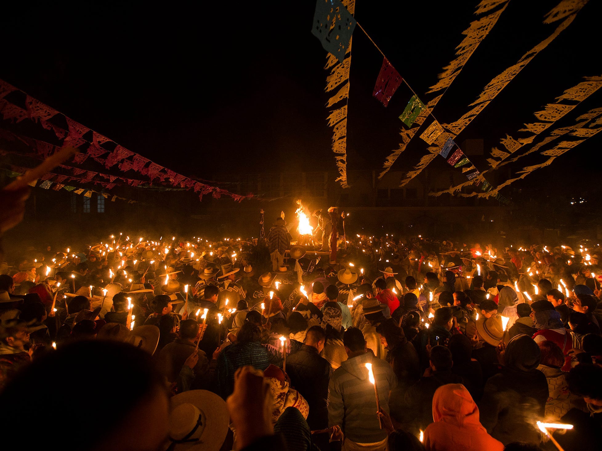 Angehörige der ethnischen Gruppe der Purepecha nehmen an der Feier „Fuego Nuevo“ (Neues Feuer) teil.