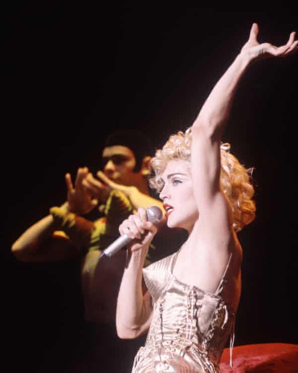 Madonna auf der Bühne im Wembley-Stadion, London, während ihrer Blonde Ambition-Tour im Juli 1990.