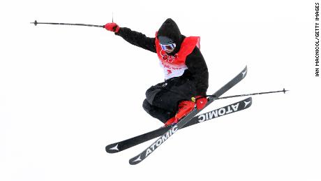 Kenworthy fliegt während der Freestyle-Fkiing-Freeski-Halfpipe-Qualifikation der Männer am 13. Tag der Olympischen Winterspiele 2022 in Peking im Genting Snow Park am 17. Februar 2022 in Zhangjiakou, China, durch die Luft.