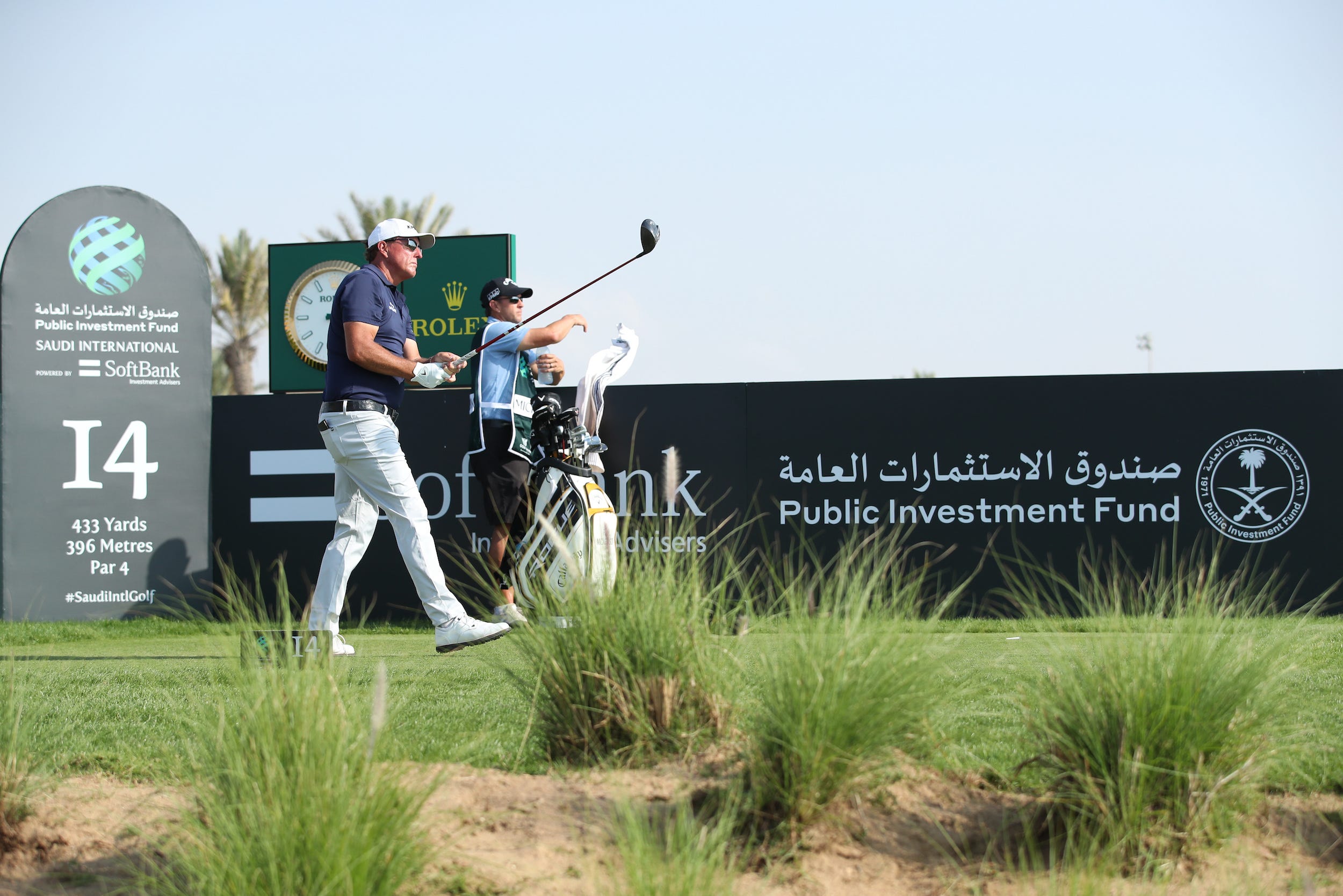 Phil Mickelson schlägt am 14. Loch des PIF Saudi International im Royal Greens Golf & Country Club ab.