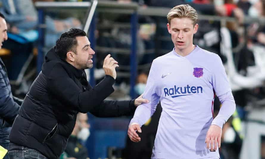 Xavi gibt Frenkie de Jong während Barcelonas Spiel in Villarreal Anweisungen