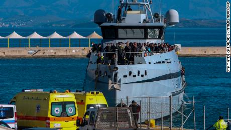 Das italienische Zollinspektionsschiff Monte Sperone mit Passagieren, die von einer Fähre evakuiert wurden, kommt in Korfu an.