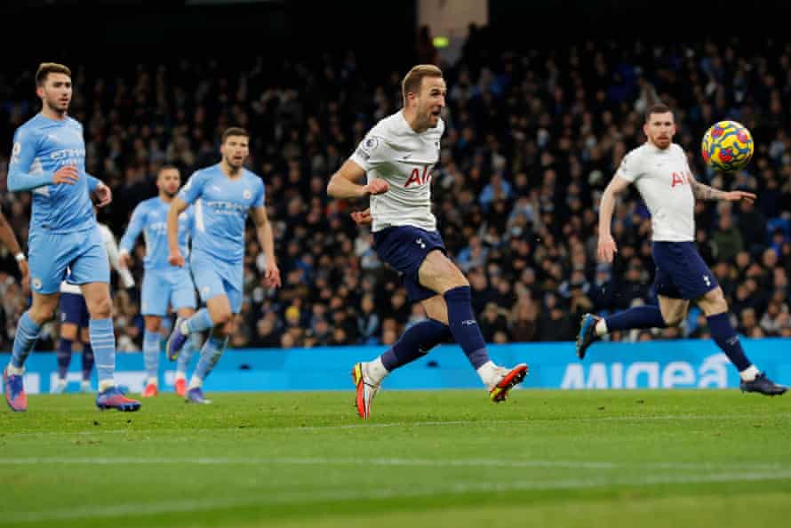 Harry Kane schießt das zweite Tottenham-Tor.