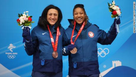 Machen Sie eine Freudenpose ... Elana Meyers Taylor und Sylvia Hoffman vom Team US feiern nach dem Zweierbob-Wettbewerb ihre Bronzemedaille.