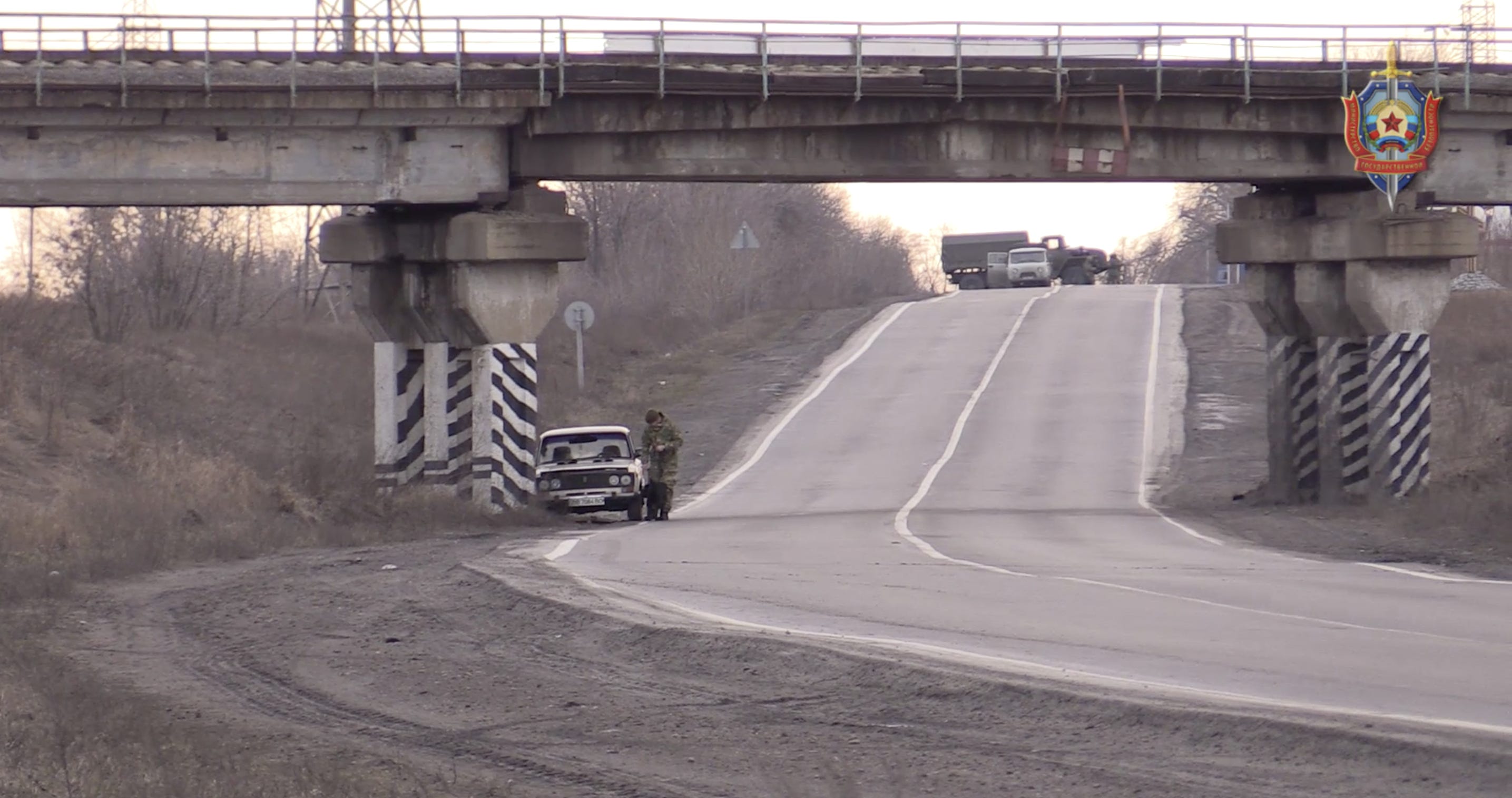 Das Video zeigt immer noch ein Auto unter einer Eisenbahnbrücke in Luhansk, Ukraine, das angeblich eine Autobombe war.
