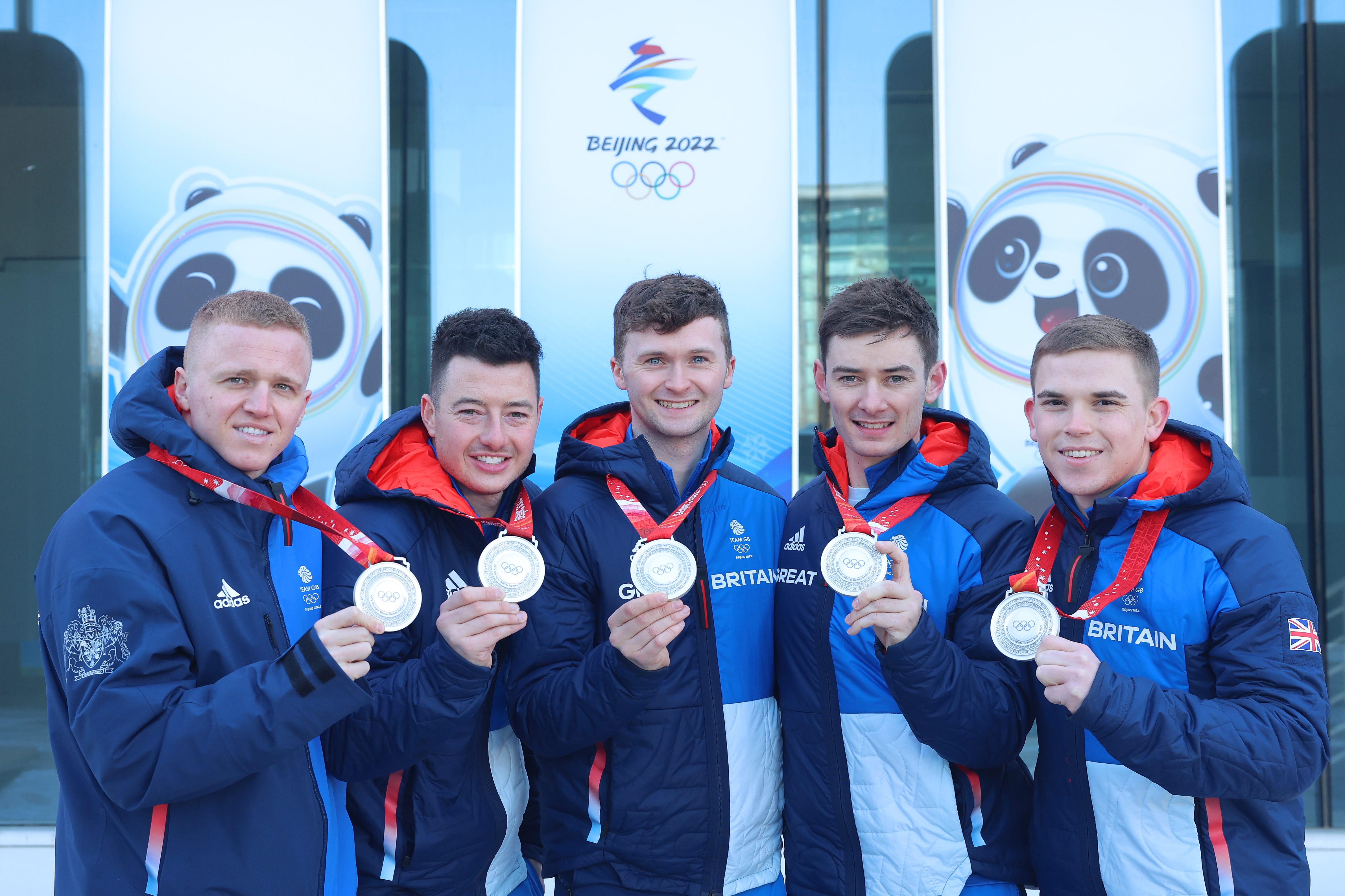 Team Great Britain's Men's Curling Team posiert mit Silbermedaillen bei den Olympischen Winterspielen.