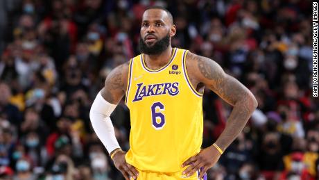 James hat trotz der Lakers’ Hauptrolle gespielt.  Kämpfe in dieser Saison.