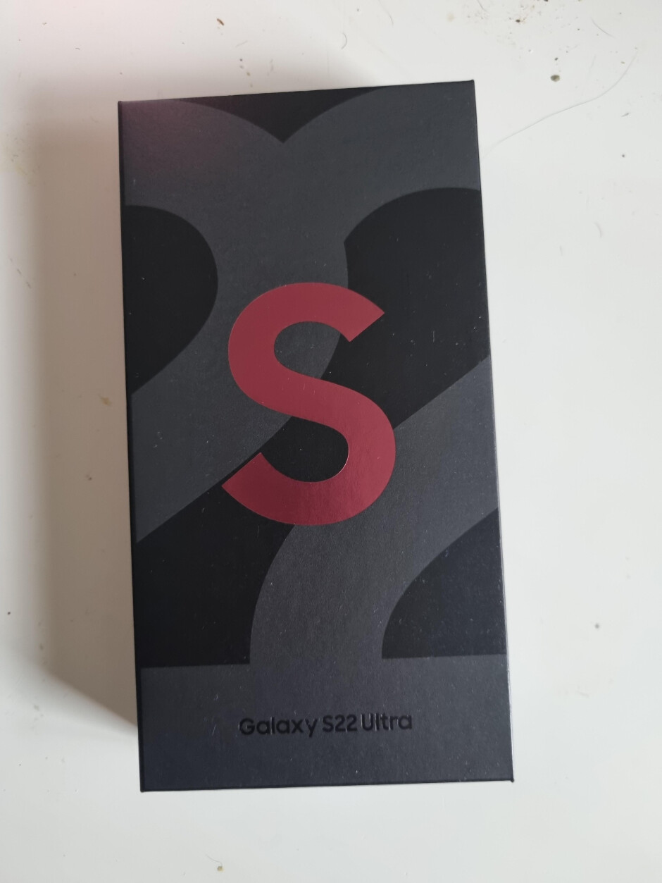 Der oben erwähnte Redditor in Frankreich hat sein Galaxy S22 Ultra bereits in dieser Box verschickt – das Galaxy S22 Ultra kommt vor der Haustür an