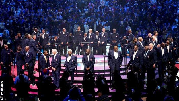 Mitglieder des Teams zum 75-jährigen Jubiläum der NBA