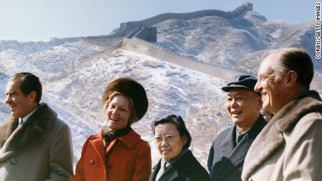 Präsident Nixon und First Lady Pat Nixon besuchen die Chinesische Mauer.