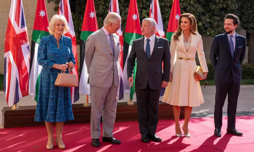 Prinz Charles und Camilla, Herzogin von Cornwall, mit König Abdullah, Königin Rania und Kronprinz Hussein im Al-Husseiniya-Palast in Amman, Jordanien, im November.