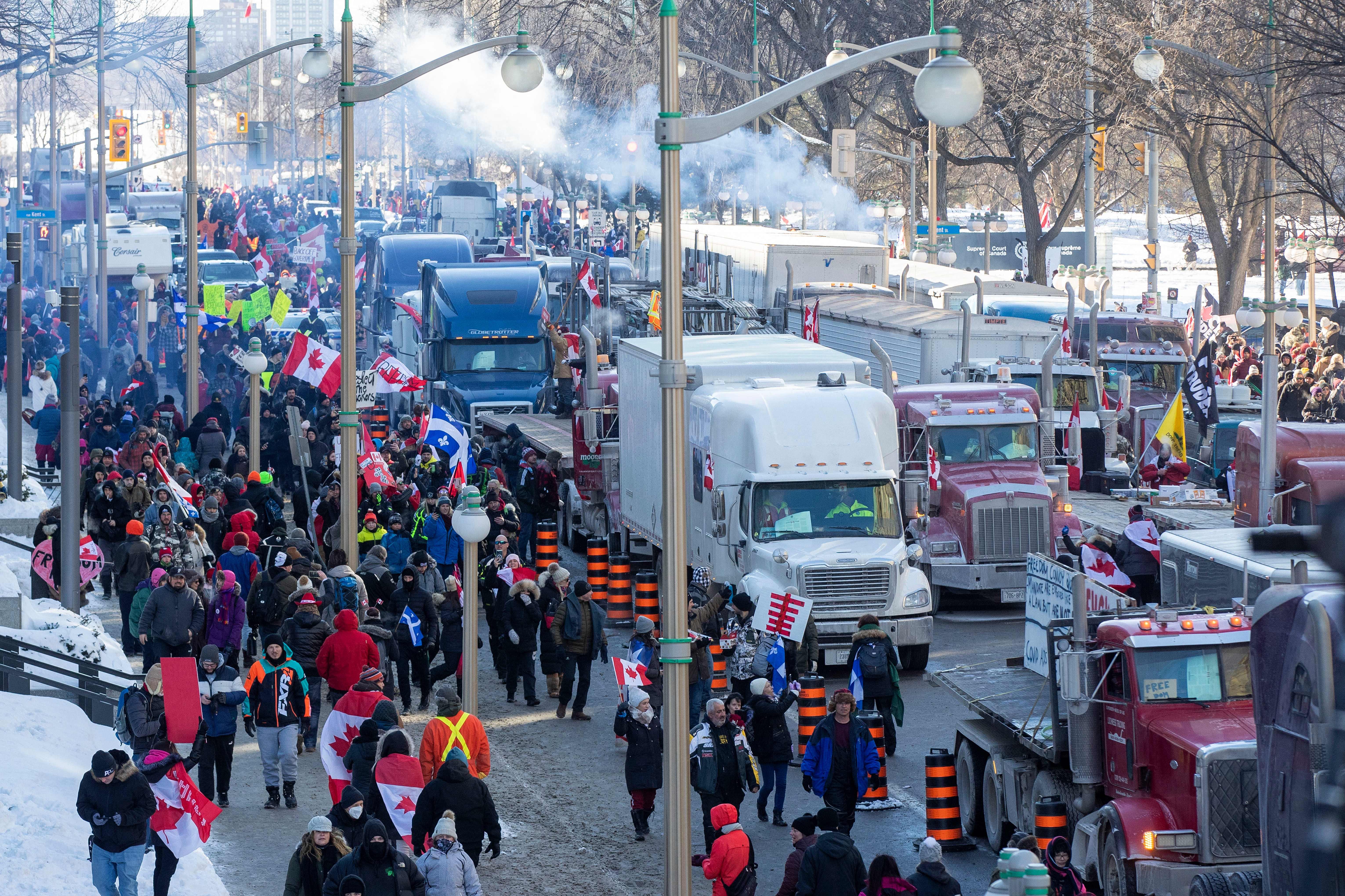 Unterstützer und Lastwagen füllen die Straße am Parliament Hill für den Freedom Truck Convoy, um am 29. Januar 2022 in Ottawa, Kanada, gegen die Impfvorschriften und -beschränkungen von Covid-19 zu protestieren.