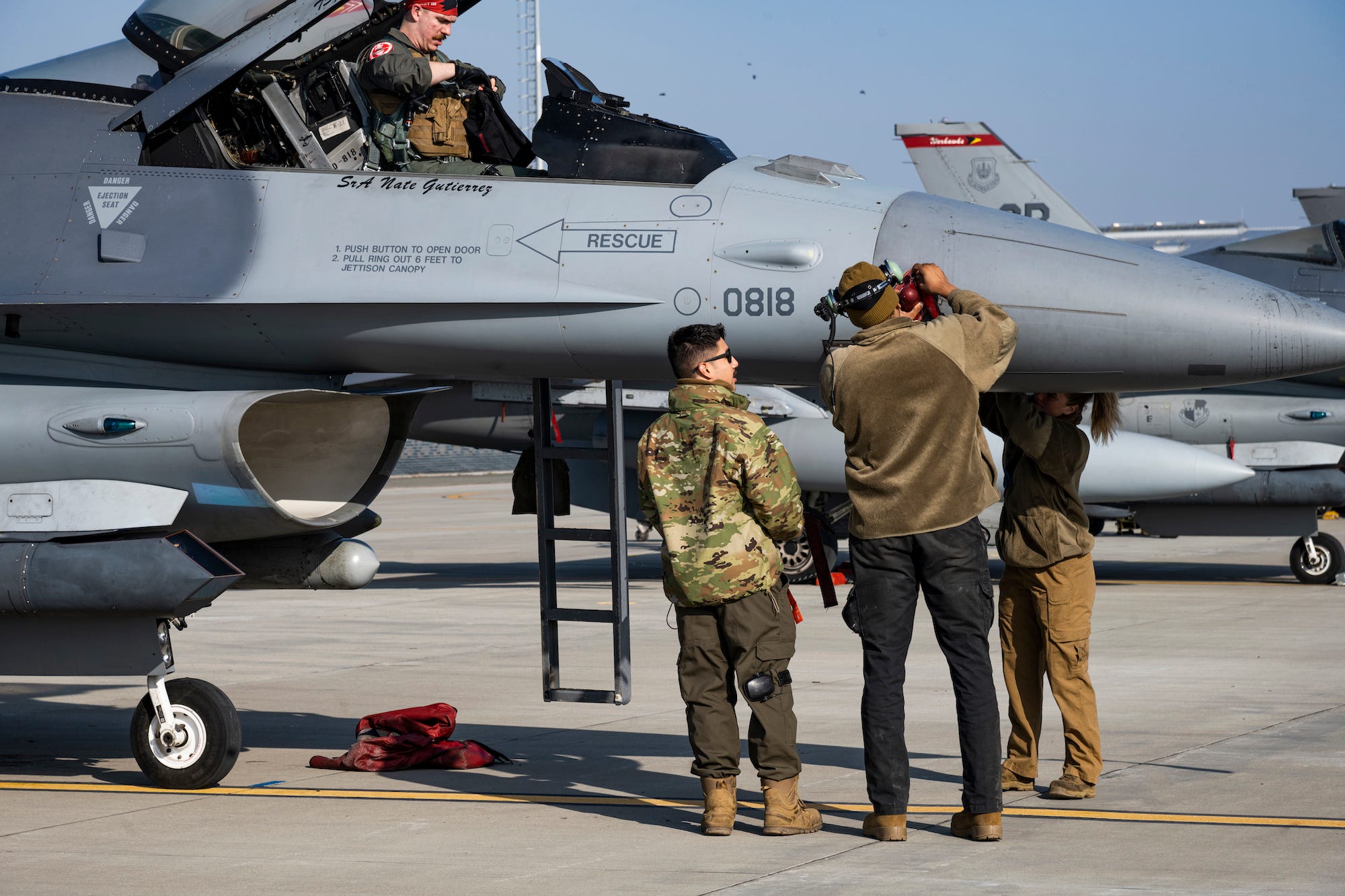 Instandhalter der Air Force arbeiten an F-16 in Rumänien