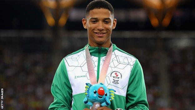 Leon Reid auf dem Podium bei den Commonwealth Games 2018, nachdem er eine 200-m-Bronzemedaille für Nordirland gewonnen hatte