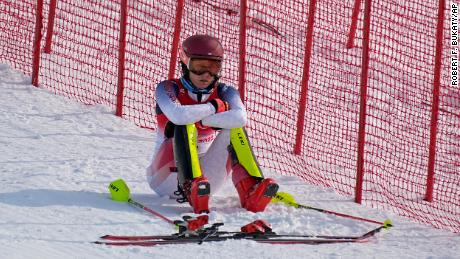 Mikaela Shiffrin sitzt am Streckenrand, nachdem sie im ersten Durchgang des Slaloms der Frauen auf Skiern ausgefahren ist.