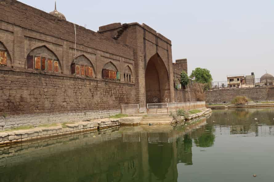 Blick auf den Wassertank Taj Bawdi in Bijapur, Indien, eines der traditionellen Systeme, das einer Renovierung unterzogen wird.