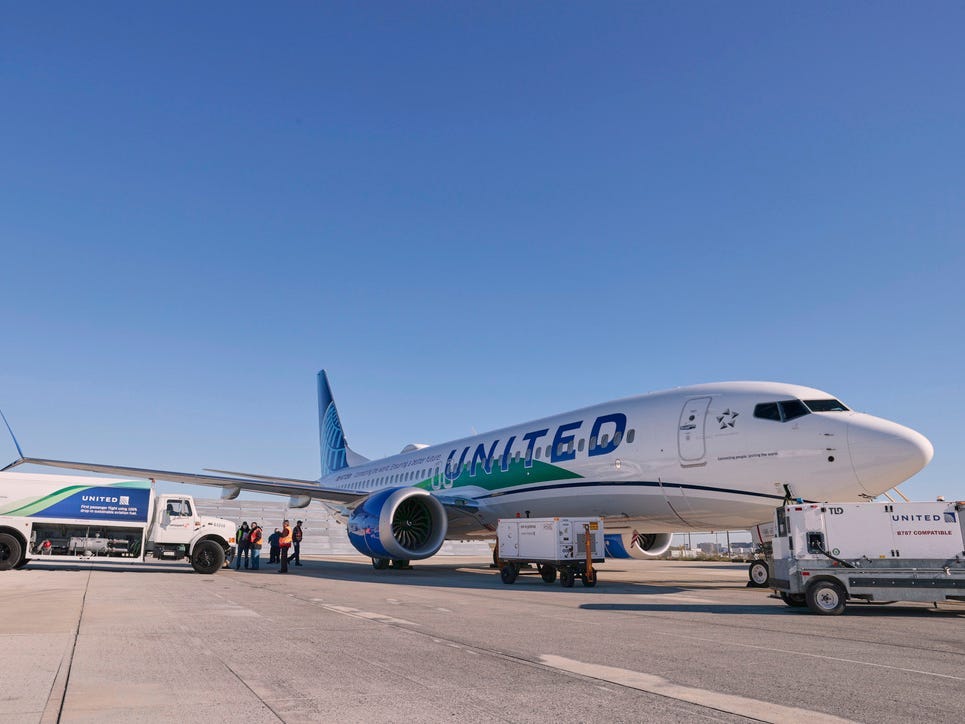 United Airlines ist die erste Fluggesellschaft der Welt, die 100 % SAF auf einem Passagierflug einsetzt.