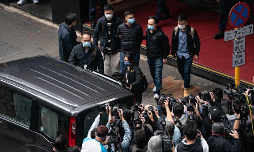 Der Chefredakteur von Stand News wird in ein Fahrzeug gebracht, nachdem die Polizei am 29. Dezember die Räumlichkeiten des Büros der unabhängigen Nachrichtenagentur durchsucht hatte