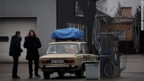 Anwohner tanken an einer Tankstelle in Mariupol in der Ostukraine.