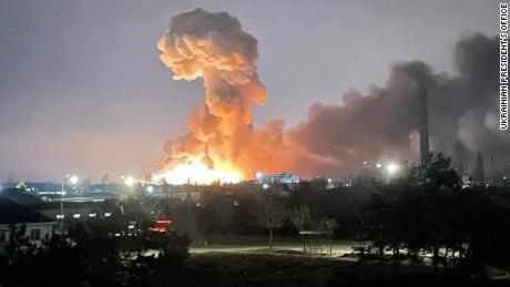 In der ukrainischen Hauptstadt Kiew wird am frühen Donnerstag, dem 24. Februar, eine Explosion gesehen.