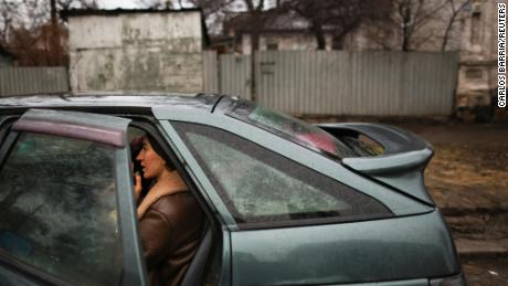 Ein Anwohner sitzt in einem Auto, während sie packen, um Mariupol in der Ostukraine zu verlassen.