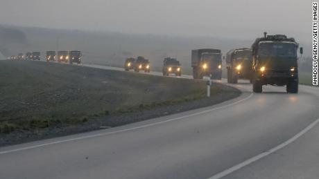 Ein Konvoi russischer Militärfahrzeuge bewegt sich am 23. Februar, einen Tag vor Beginn des russischen Angriffs, auf die Grenze in der Donbass-Region in der Ostukraine zu. 