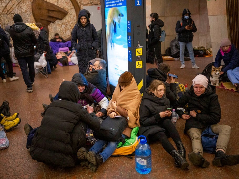 Menschen ruhen sich in der Kiewer U-Bahn aus und nutzen sie als Luftschutzbunker in Kiew, Ukraine, Donnerstag, 24. Februar 2022.