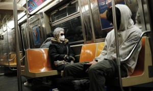 Eine Person, die eine Gesichtsmaske trägt, fährt in der U-Bahn in New York City.