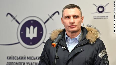 Der Bürgermeister von Kiew, Vitali Klitschko, spricht am 2. Februar 2022 bei einem Besuch in einem Rekrutierungszentrum für Freiwillige in Kiew.
