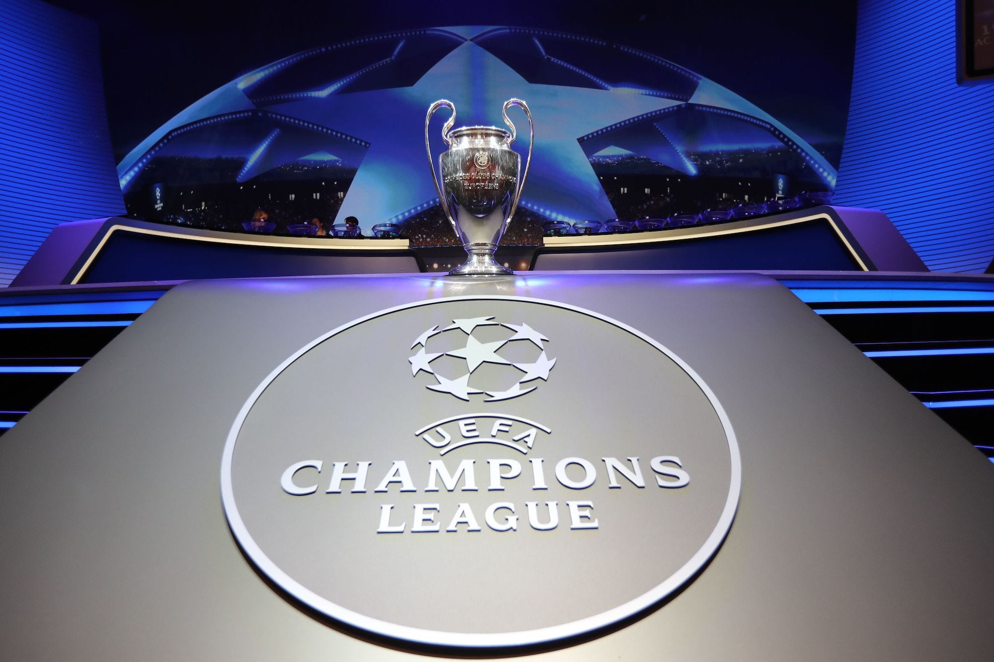Die Champions-League-Trophäe wird während der Auslosungszeremonie der Gruppenphase der UEFA Champions League in Monaco ausgestellt