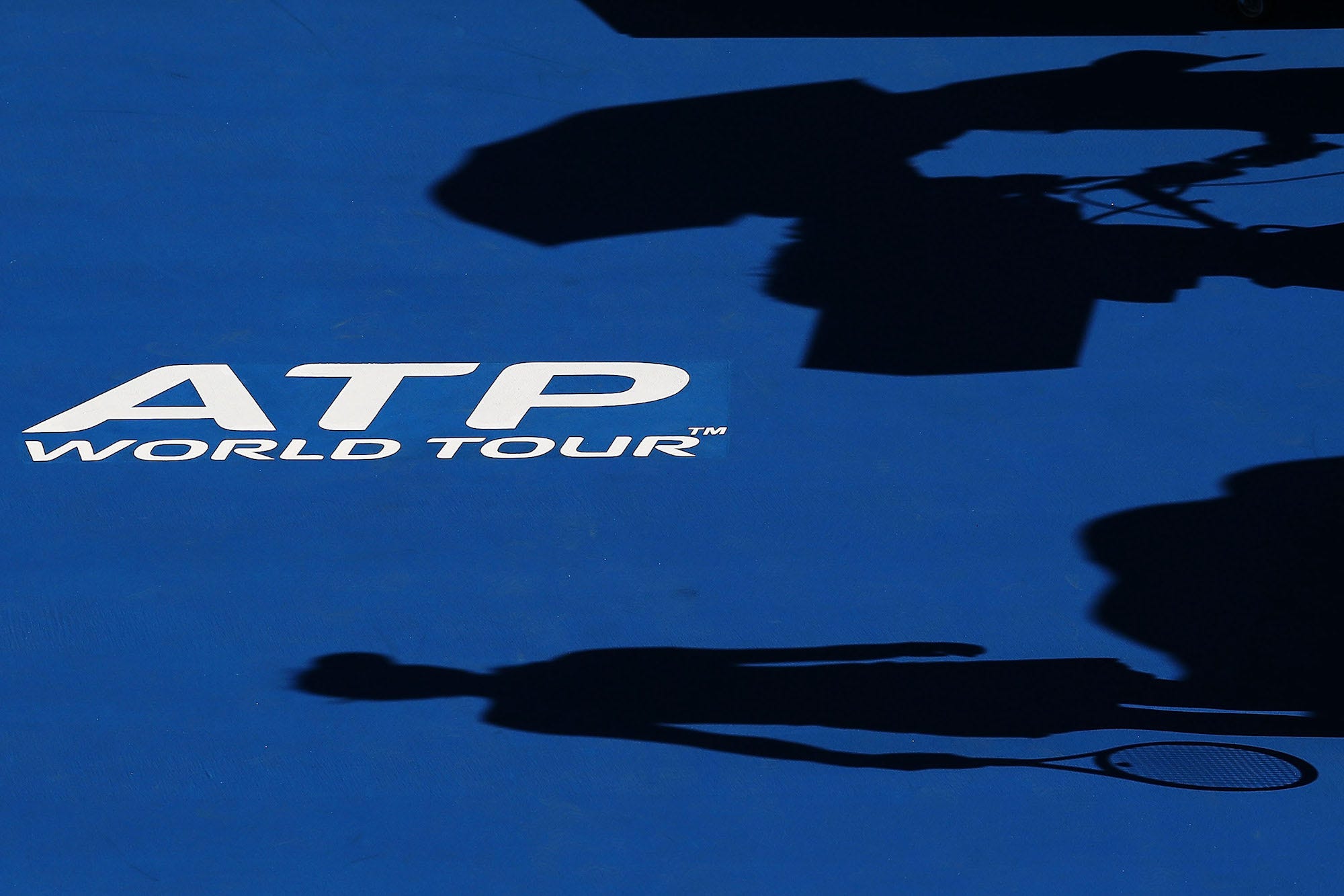Ein Schatten eines Kameramanns und Ekaterina Makarova aus Russland ist am zweiten Tag des Sydney International im Sydney Olympic Park Tennis Center in der Ken Rosewall Arena zu sehen