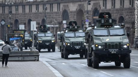 Ukrainische Militärfahrzeuge fahren am Donnerstag am Unabhängigkeitsplatz im Zentrum von Kiew vorbei. 