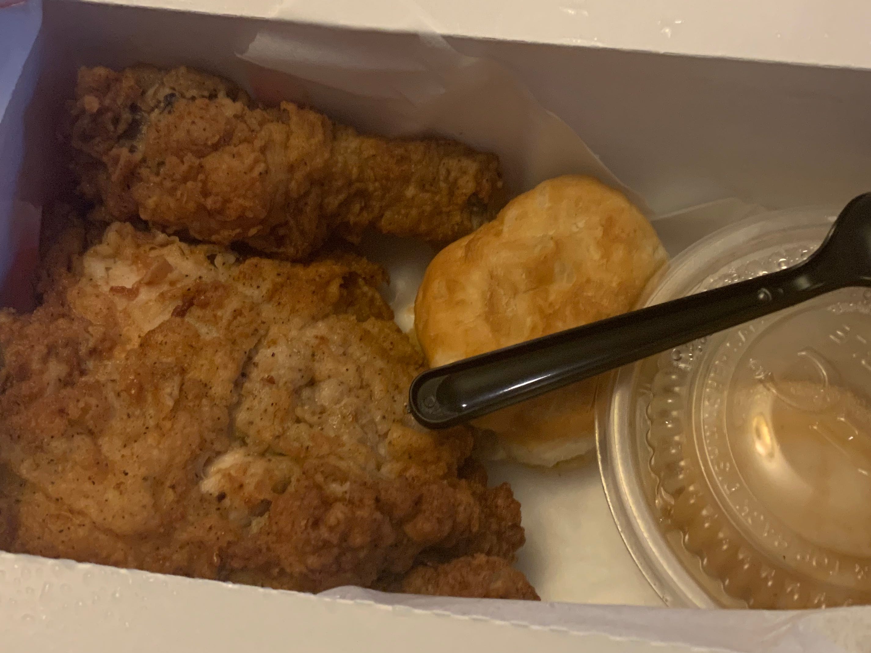 Gebratenes Hähnchen, Keks und Soße in einer KFC-Box