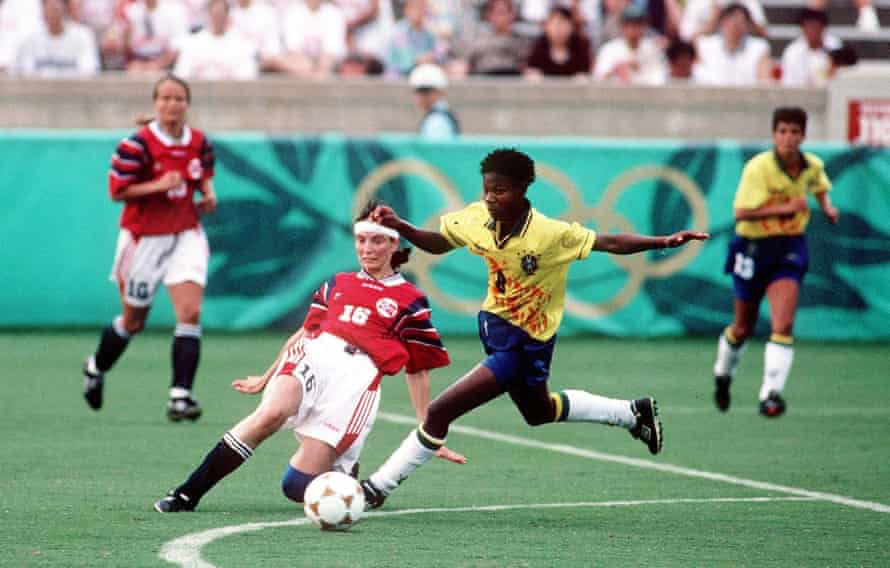Formiga im Einsatz gegen Norwegen bei den Olympischen Spielen 1996, dem ersten Mal, dass Frauenfußball Teil der Spiele war
