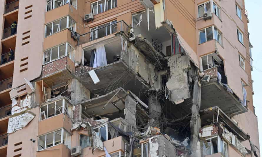 Ein Wohnblock, der am 26. Februar 2022 in Kiew von Beschuss getroffen wurde.