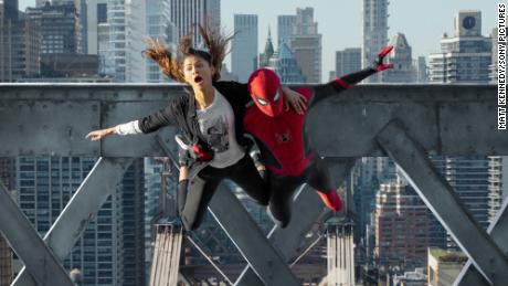 MJ (Zendaya) und Spider-Man (Tom Holland) springen in „Spider-Man: No Way Home“ von der Brücke.
