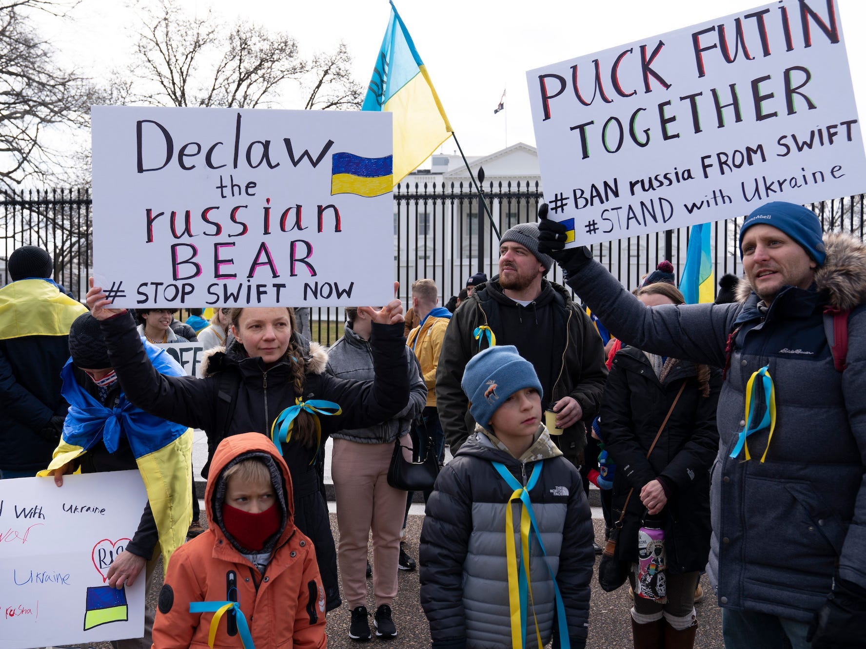 Menschen protestieren am Samstag, 26. Februar 2022, vor dem Weißen Haus in Washington gegen die russische Invasion in der Ukraine.