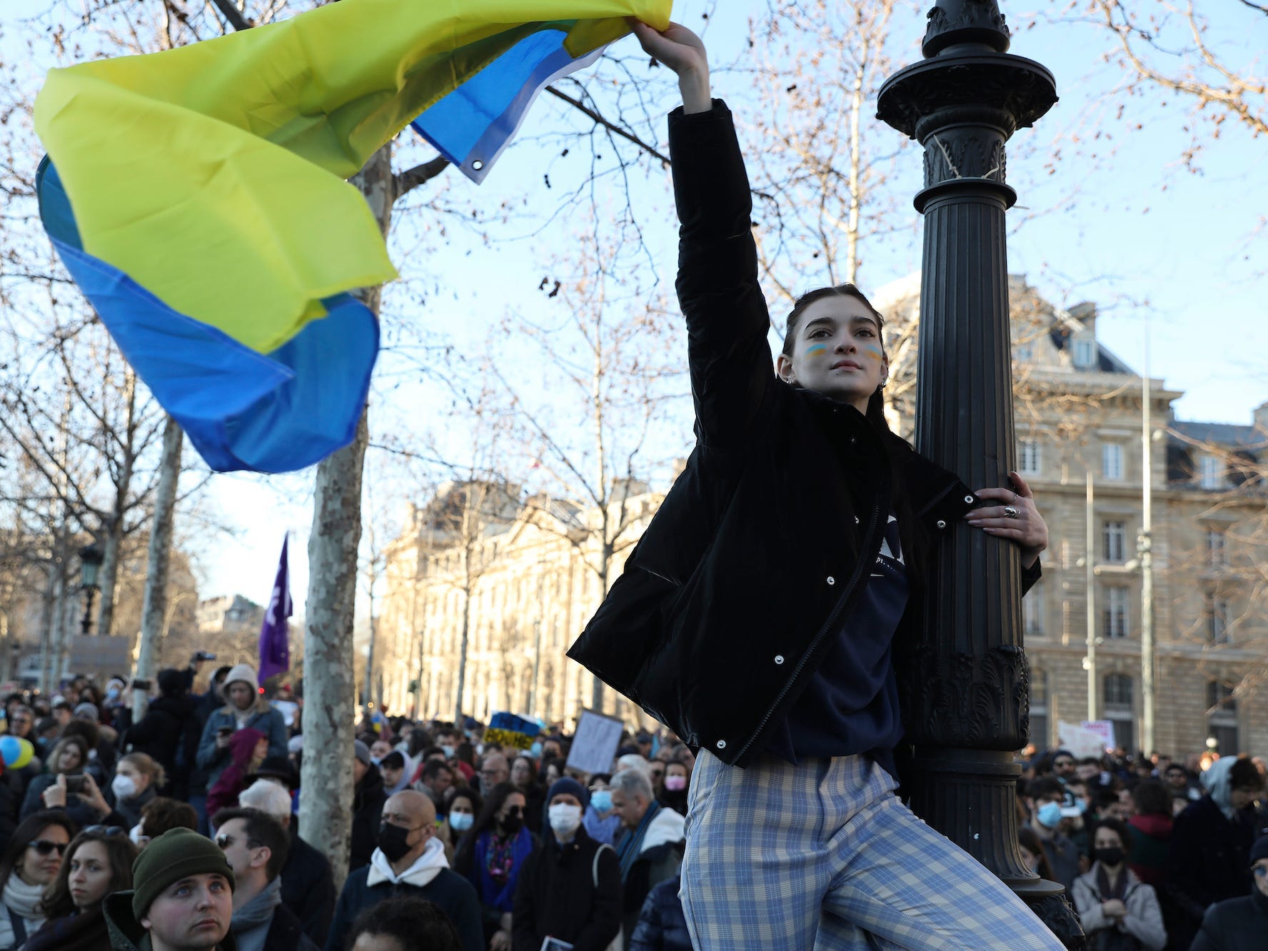 Eine Frau schwenkt während einer Kundgebung aus Protest gegen die russische Invasion in der Ukraine am Samstag, den 26. Februar 2022 in Paris eine ukrainische Flagge.