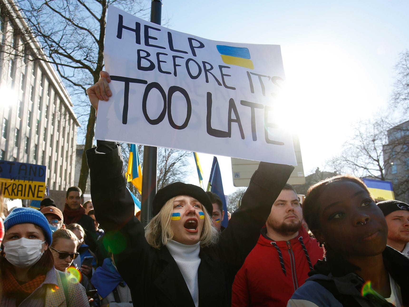 Ein Demonstrant hält während einer Demonstration gegen die russische Invasion in der Ukraine am Samstag, den 26. Februar 2022 in Brüssel ein Schild.