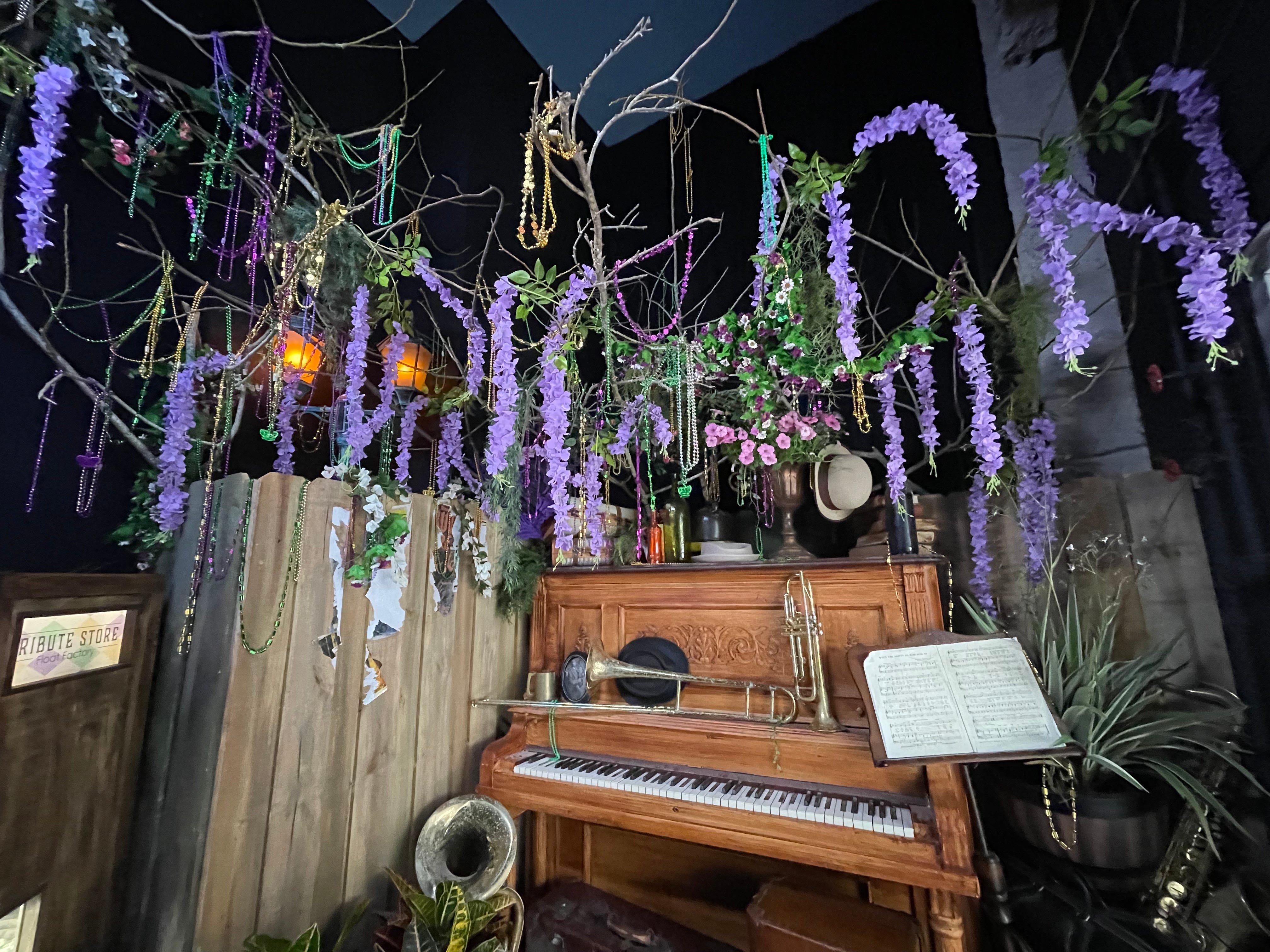 Perlenbaum über einem Klavier im Tribute Store dekoriert für Karneval bei Universal Orlando