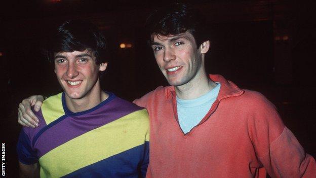 Die britischen Eiskunstläufer Robin Cousins ​​(links) und John Curry (rechts)