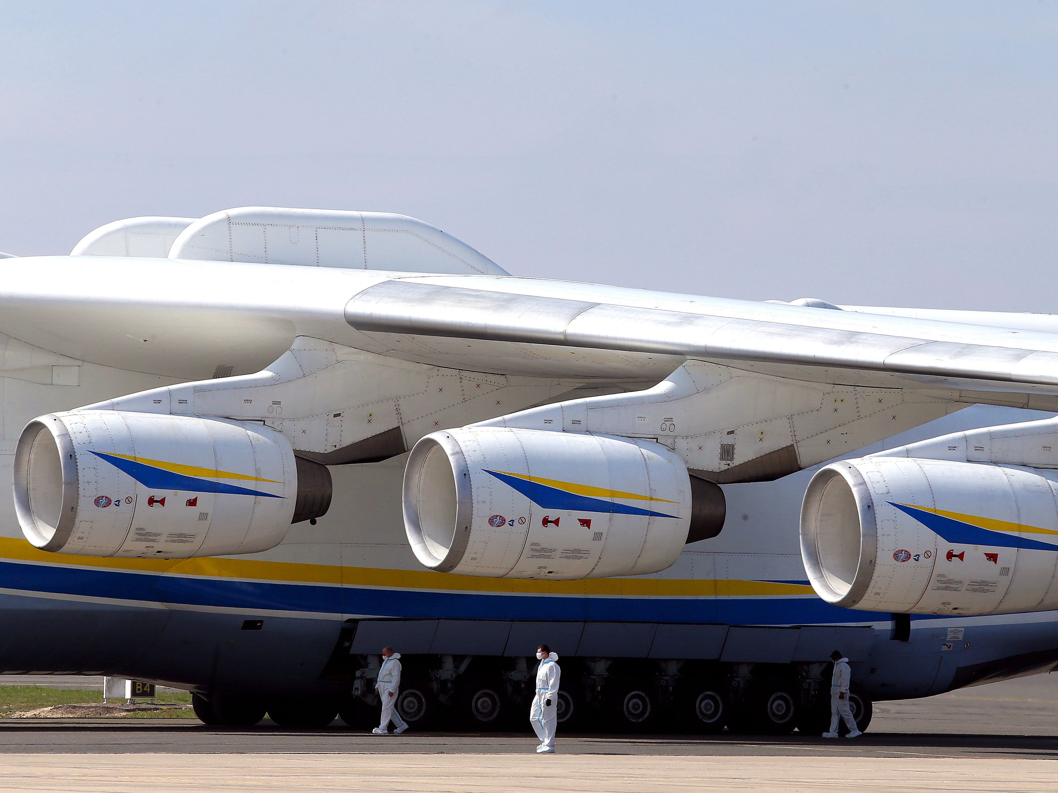 Dieses Bild zeigt den Flügel und drei der sechs Turbofans der ukrainischen Antonov An-225 Mriya, die aus China kommen, um 8,6 Millionen Gesichtsmasken und 150 Tonnen Sanitärausrüstung zu liefern, die von einem Privatkunden am Flughafen Paris-Vatry in Bussy bestellt wurden Lettree, am 19. April 2020, am 34. Tag einer strengen Sperrung in Frankreich, um die Ausbreitung von COVID-19 (neuartiges Coronavirus) zu stoppen.  - Die Antonov-225 ist ein Frachtflugzeug, das als Teil des Raumfahrtprogramms der ehemaligen Sowjetunion entwickelt wurde.  Das einzige im Einsatz befindliche Exemplar kann bis zu 250 Tonnen bis zu 4.000 km tragen.