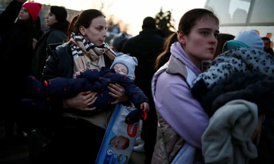 Mütter und Kinder, die aus der Ukraine fliehen, erreichen ein provisorisches Lager in Przemysl, Polen.
