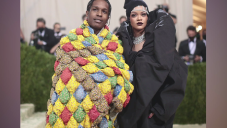 (Von links) A$AP Rocky und Rihanna werden bei der Met Gala 2021 in New York City gezeigt.