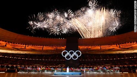 Ein allgemeiner Blick in das Stadion, während ein Feuerwerk während der Eröffnungszeremonie der Olympischen Winterspiele 2022 in Peking im Nationalstadion Peking am 4. Februar 2022 in Peking, China, gezündet wird.
