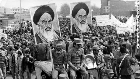 Die Armee der Islamischen Republik Iran demonstriert während der iranischen Revolution ihre Solidarität mit den Menschen auf der Straße.  Sie tragen Plakate des iranischen religiösen und politischen Führers Ayatollah Khomeini.   