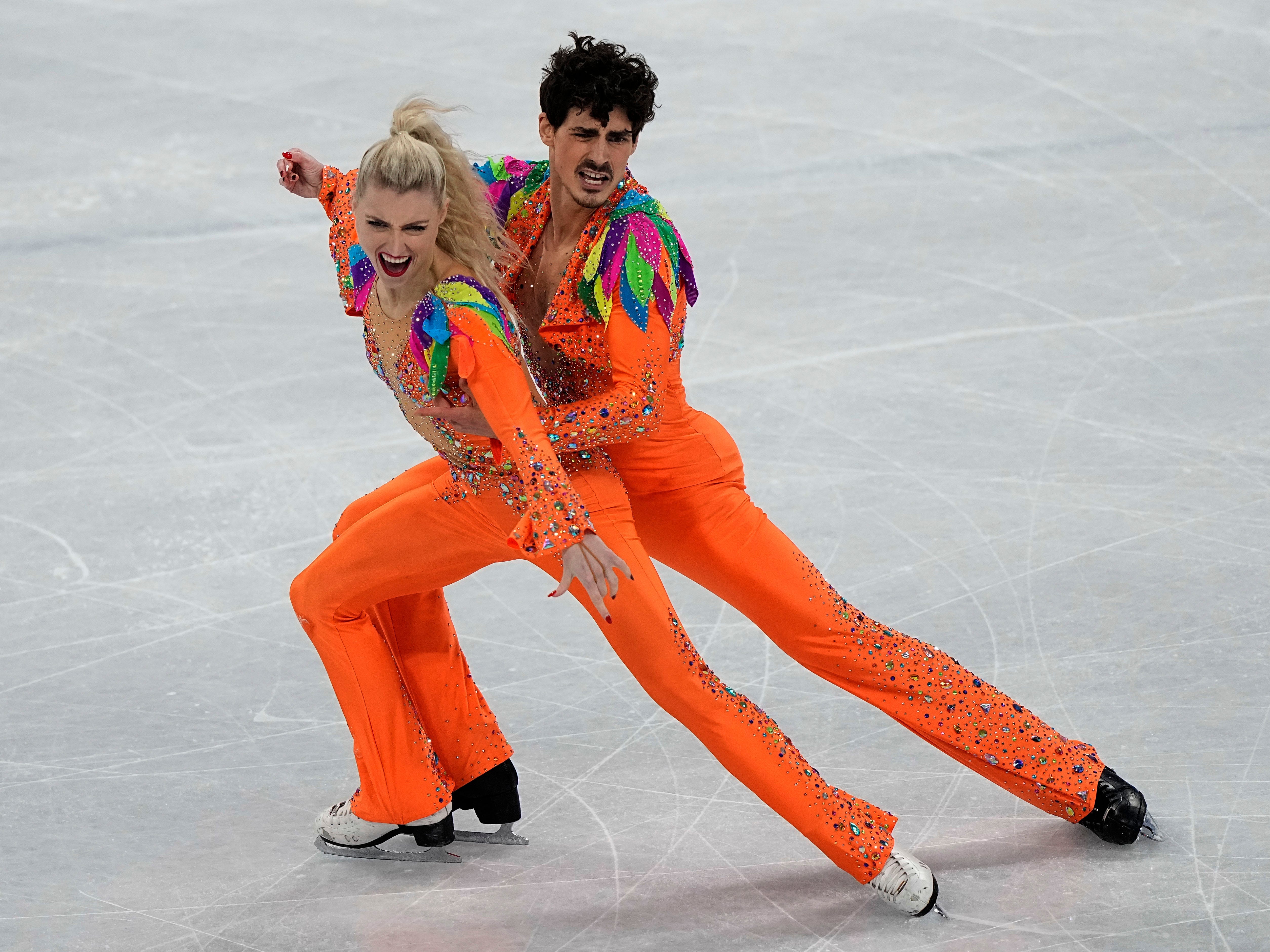 Piper Gilles und Paul Poirier aus Kanada führen ihre Kür beim Eistanzwettbewerb während des Eiskunstlaufs bei den Olympischen Winterspielen 2022 am Samstag, den 12. Februar 2022 in Peking auf.
