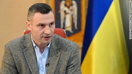 Der Bürgermeister von Kiew, Vitali Klitschko, der hier am 10. Februar in seinem Büro abgebildet ist, sagte, er werde für sein Land kämpfen.