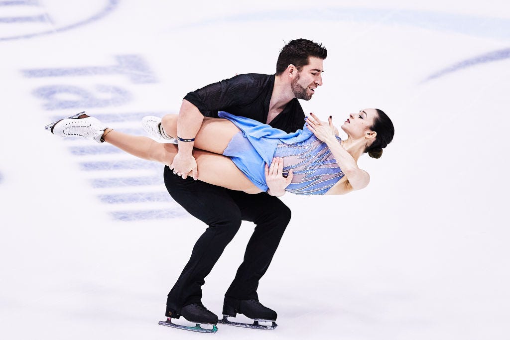 Die Eiskunstläufer Katie Mcbeat und Nathan Bartholomay aus den Vereinigten Staaten treten im Januar 2022 im Pairs Short Program während der ISU Four Continents Figure Skating Championships in der Tondiraba Ice Hall an