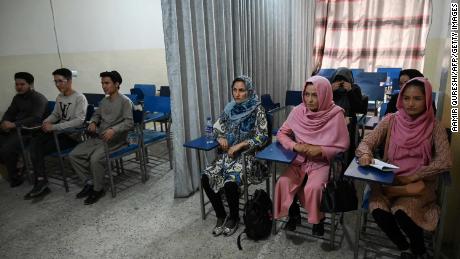 Vorhänge trennen männliche und weibliche afghanische Studenten, während das neue Semester unter Taliban-Herrschaft beginnt